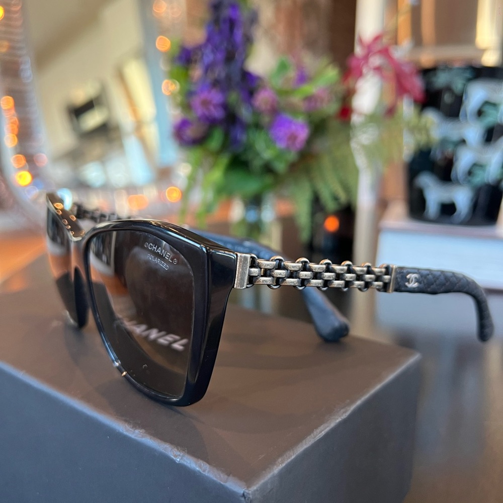 Chanel
Black 2.55 Reissue Oversized Chain Sunglasses
0.01"L x 0.01"W x 0.01"H